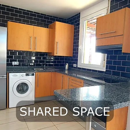 Διαμέρισμα Bedroom With Private Bathroom And Air Conditioning, Inside Shared With Amplious Kitchen And Terrace With Sea View